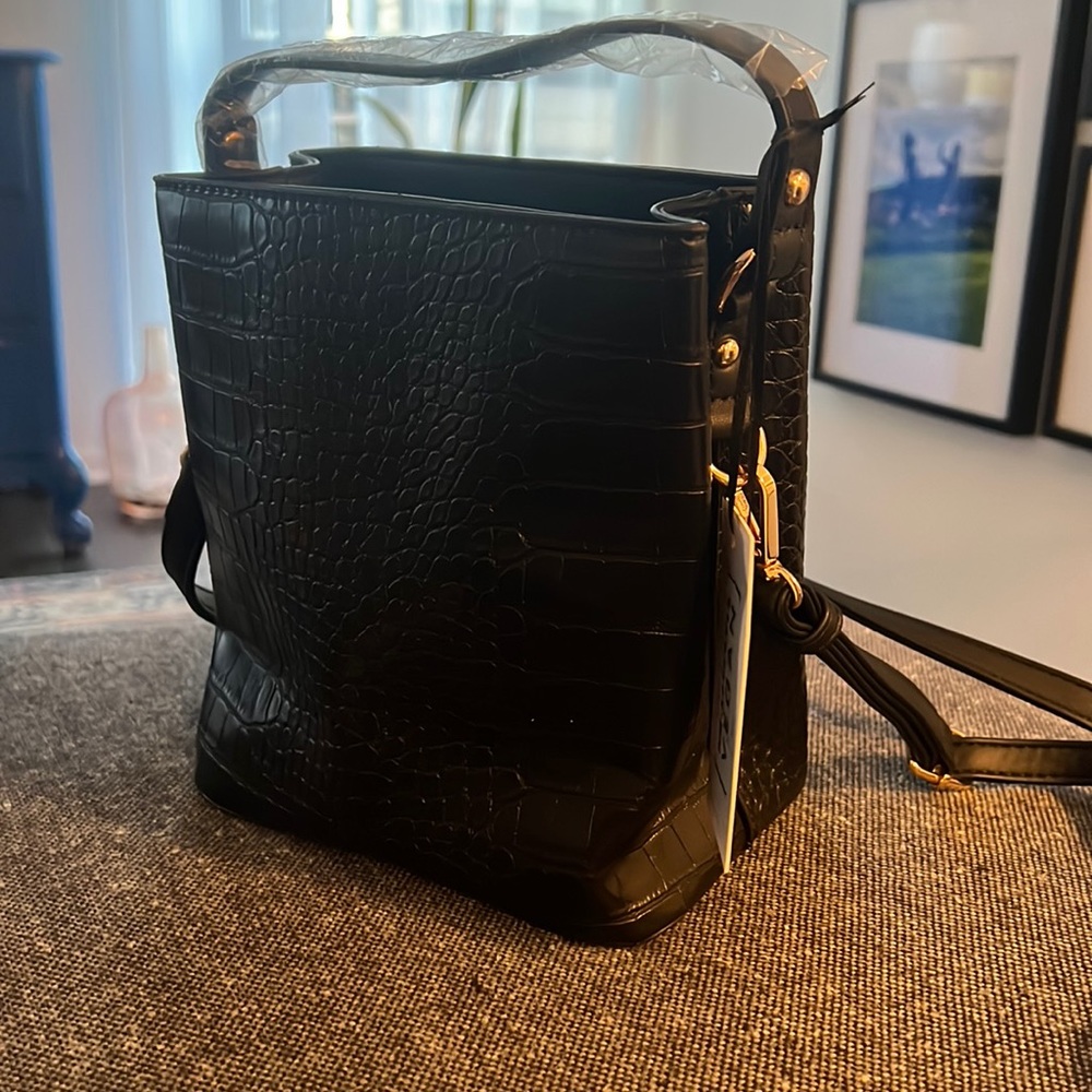 (NWT). Vegan leather bucket bag. Top handle and removable crossbody strap